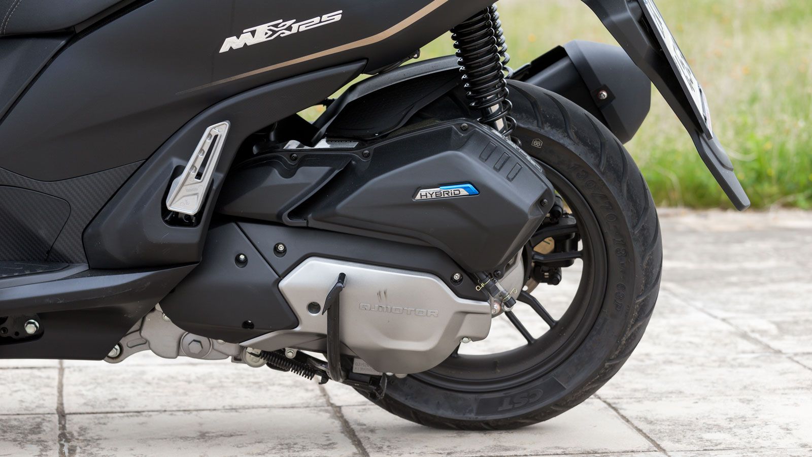 Το QJMOTOR MTX 125 Hybrid εφοδιάζεται με μονοκύλινδρο, τετραβάλβιδο κινητήρα 125cc, ο οποίος αποδίδει 15 ίππους στις 8.750 σ.α.λ. και 12 Nm ροπής στις